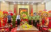 Đồng chí Nguyễn Đăng Quang, Phó Bí thư Tỉnh uỷ, Chủ tịch HĐND tỉnh thăm, tặng hoa chúc mừng Công an tỉnh Quảng Trị nhân kỷ niệm 80 năm Ngày truyền thống CAND Việt Nam