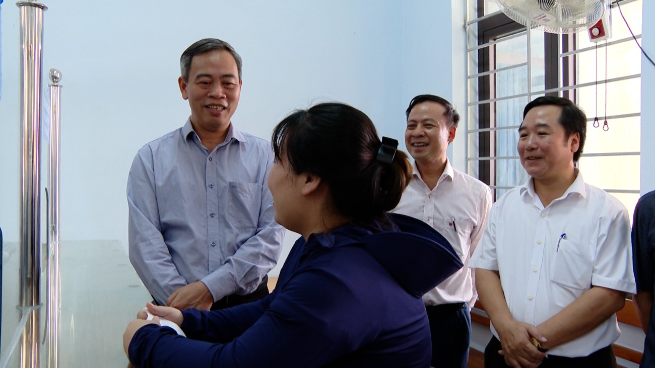 anh dang quang kiem tra tai trung tam phuc vu hanh chinh cong xa tuyen lam